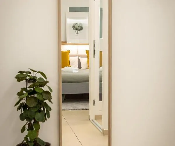 Spacious In Hemholtzkiez Prenzlauer Berg For 8 People Hiddenseer Апартаменты *