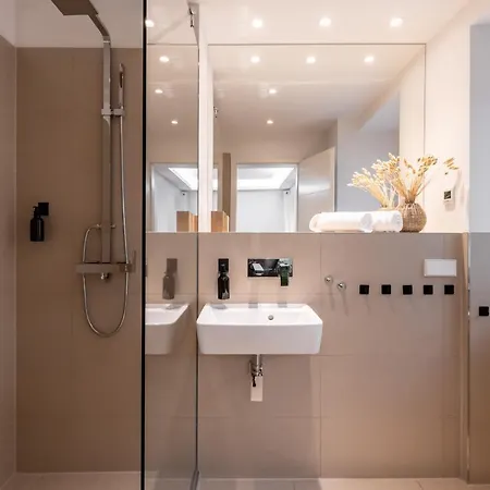 Spacious In Hemholtzkiez Prenzlauer Berg For 8 People Hiddenseer 아파트 *