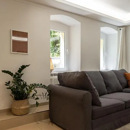 Spacious In Hemholtzkiez Prenzlauer Berg For 8 People Hiddenseer Apartment *