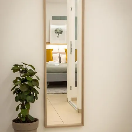 Spacious In Hemholtzkiez Prenzlauer Berg For 8 People Hiddenseer 아파트 *